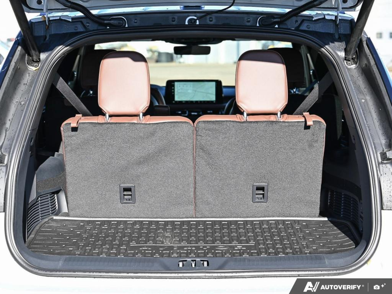 NEW 2027 Lincoln Aviator RESERVE - Avalanche Grey Clearcoat Exterior / HOT CHOCOLATE, PREMIUM LEATHER FRONT CAPTAIN'S CHAIRS Interior - $97,674 - Stock #E70035 - VIN 5LM5J7XC5VGL00961 - Photo 11