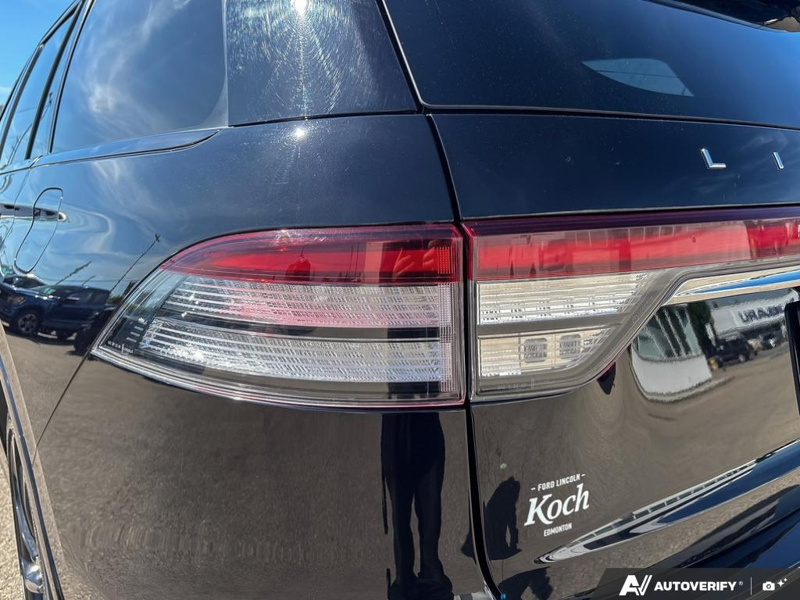 USED 2022 Lincoln Aviator Reserve - Infinite Black Metallic Exterior / ROAST, PREMIUM LEATHER HEATED/VENTILATED CAPTAIN'S CHAIRS Interior - $37,888 - Stock #E60697A - VIN 5LM5J7XC2NGL16955 - Photo 11