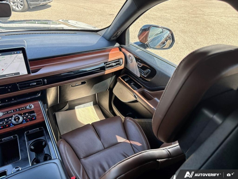 USED 2022 Lincoln Aviator Reserve - Infinite Black Metallic Exterior / ROAST, PREMIUM LEATHER HEATED/VENTILATED CAPTAIN'S CHAIRS Interior - $37,888 - Stock #E60697A - VIN 5LM5J7XC2NGL16955 - Photo 25