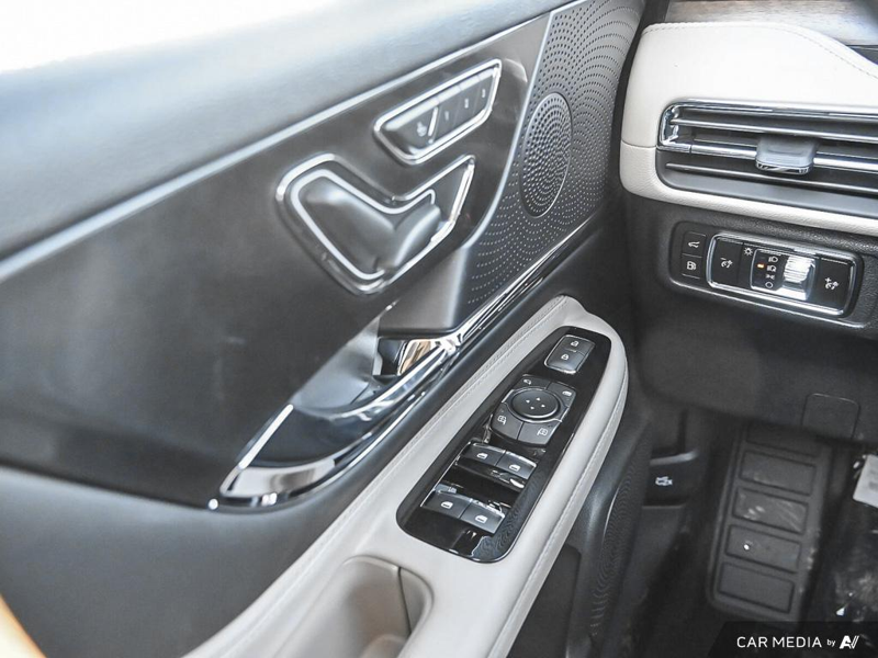 DEMO 2025 Lincoln Corsair Grand Touring - Harbor Gray Met Cc Exterior / LIGHT SMOKED TRUFFLE, PREMIUM LEATHER-TRIMMED HEATED CAPTAIN'S C Interior - $56,709 - Stock #E50077 - VIN 5LMTJ5DZ9SUL02410 - Photo 17