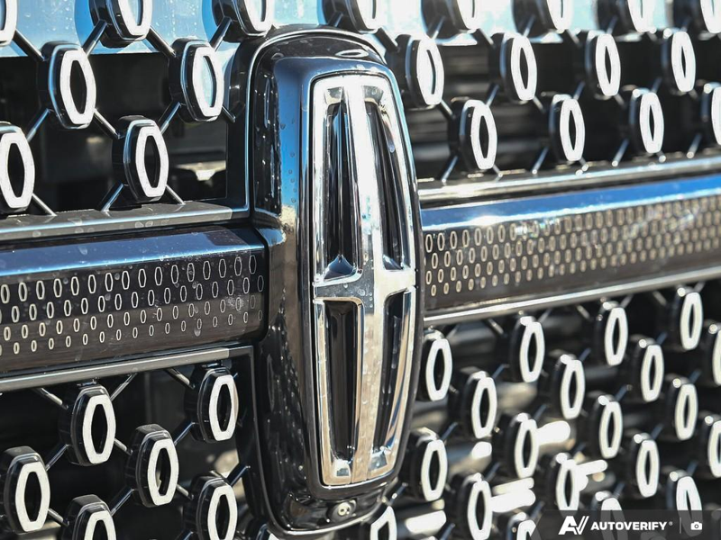 NEW 2025 Lincoln Navigator L Reserve - Flight Blue Clearcoat Exterior / HOT CHOCOLATE LEATHER Interior - $124,989 - Stock #E51320 - VIN 5LMJJ3LG3SEL16762 - Photo 9