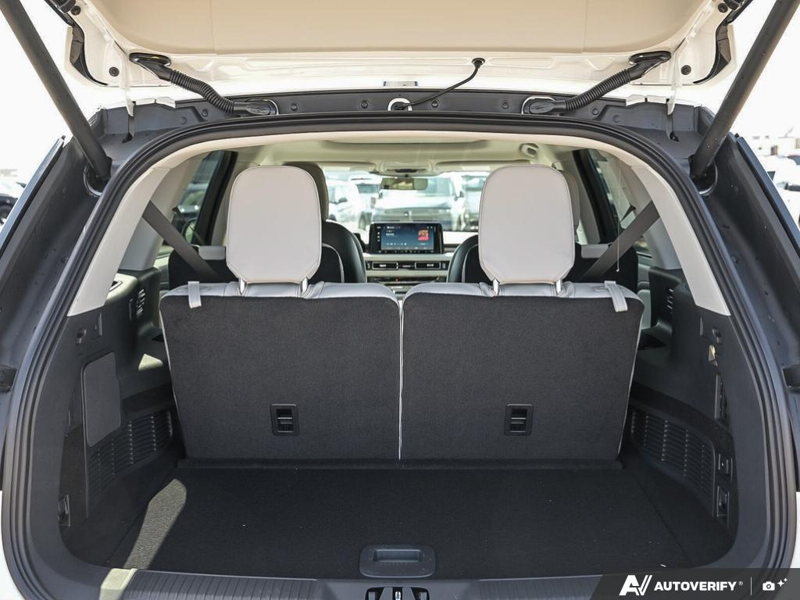 NEW 2026 Lincoln Aviator Premiere - Pristine White Metallic Tri-coat Exterior / LIGHT SPACE GRAY Interior - $80,884 - Stock #E60515 - VIN 5LM5J6XC1TGL13164 - Photo 11