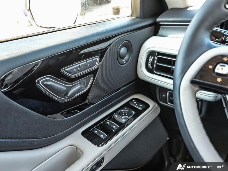 NEW 2026 Lincoln Aviator Premiere - Pristine White Metallic Tri-coat Exterior / LIGHT SPACE GRAY Interior - $80,884 - Stock #E60515 - VIN 5LM5J6XC1TGL13164 - Photo 17