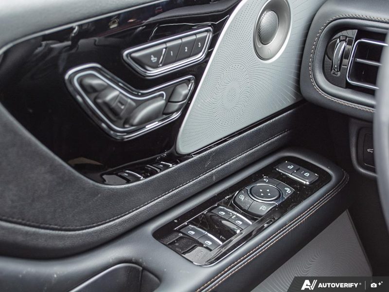NEW 2026 Lincoln Aviator Reserve - Infinite Black Metallic Exterior / ONYX PREM LEATHER Interior - $85,436 - Stock #E60508 - VIN 5LM5J7XC3TGL15231 - Photo 17