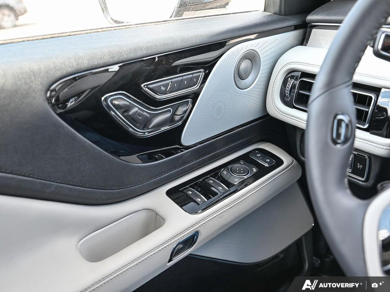 NEW 2026 Lincoln Aviator Reserve - Harbor Gray Met Cc Exterior / LIGHT SPACE GRAY PREM LEATHER Interior - $91,469 - Stock #E60718 - VIN 5LM5J7XC3TGL18517 - Photo 17