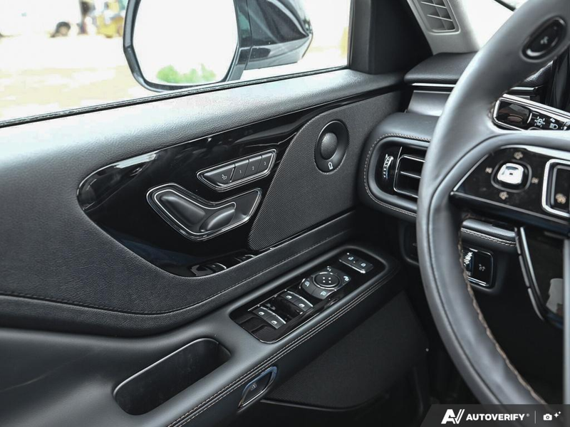 NEW 2026 Lincoln Aviator Premiere - Pristine White Metallic Tri-coat Exterior / ONYX, LINCOLN SOFT TOUCH HEATED/VENTILATED COMFORT SEATS Interior - $77,826 - Stock #E60669 - VIN 5LM5J6XC0TGL17402 - Photo 18