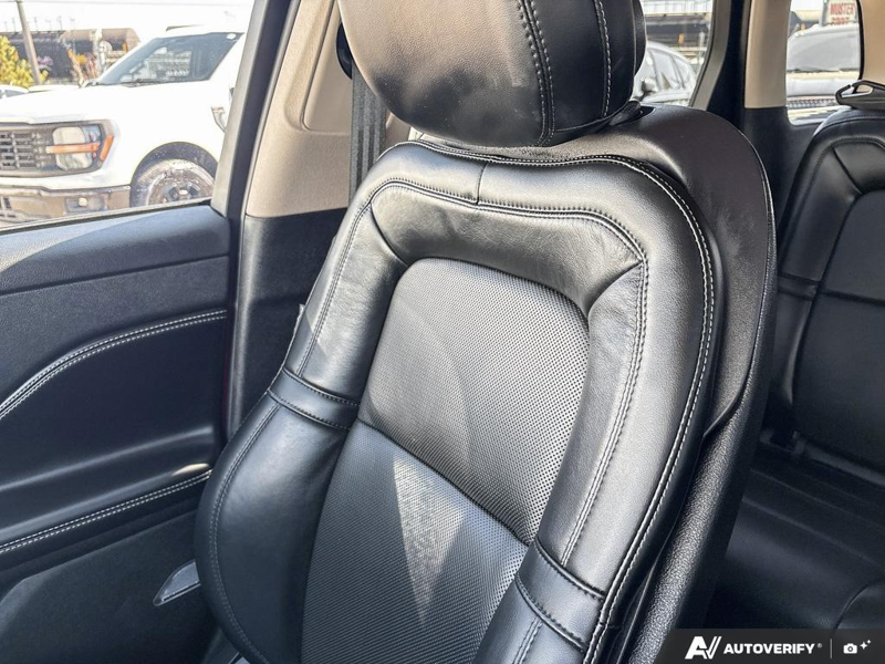 USED 2026 Lincoln Corsair Reserve - Red Carpet Metallic Tinted Clearcoat Exterior / EBONY, PREMIUM LEATHER-TRIMMED HEATED/VENTILATED CAPTAIN'S CHAIR Interior - $64,955 - Stock #EP4725 - VIN 5LMCJ2DA2TUL00024 - Photo 20