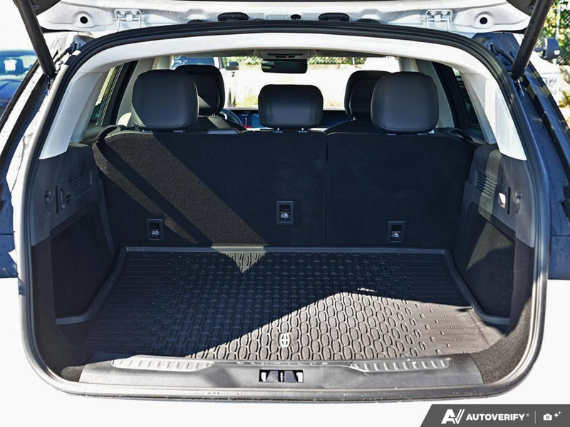 DEMO 2026 Lincoln Nautilus Premiere - White Platinum Metallic Tri-coat Exterior / ONYX BLACK, LINCOLN SOFT TOUCH HEATED FRONT CAPTAIN'S CHAIRS Interior - $60,284 - Stock #E60743 - VIN 5LMPJ8JA2TJ053162 - Photo 12