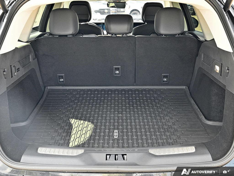 NEW 2026 Lincoln Nautilus Reserve Hybrid - Infinite Black Metallic Clearcoat Exterior / BLACK OYNX, PREMIUM LEATHER-TRIMMED HEAT/VENT CAPTAIN'S CHAIRS Interior - $83,586 - Stock #E61027 - VIN 5LMPJ8K47TJ064652 - Photo 12