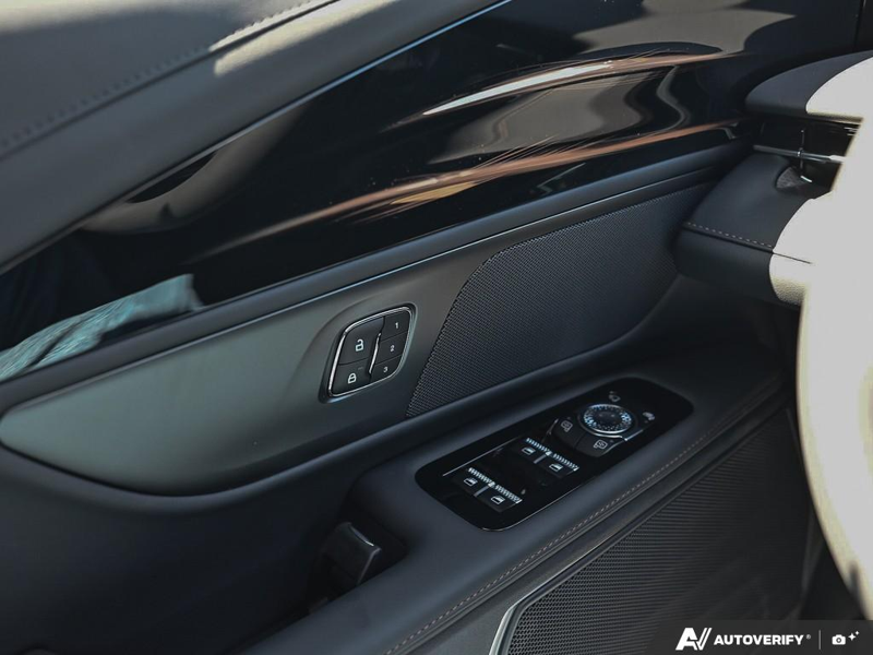 NEW 2026 Lincoln Nautilus Premiere - White Platinum Metallic Tri-coat Exterior / ONYX BLACK, LINCOLN SOFT TOUCH HEATED FRONT CAPTAIN'S CHAIRS Interior - $58,409 - Stock #E60478 - VIN 5LMPJ8JA0TJ038837 - Photo 17