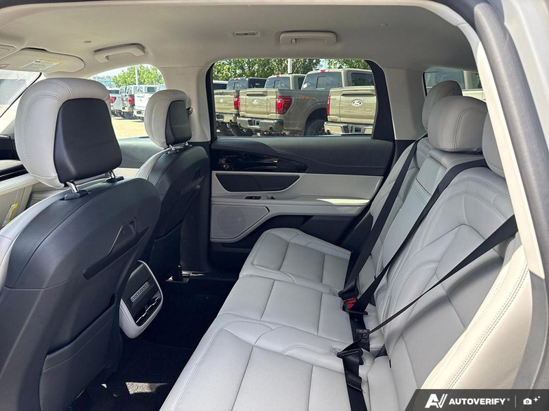 NEW 2026 Lincoln Nautilus Premiere - Gray Matter Met Cc Exterior / MEDIUM LIGHT SPACE GRAY, LINCOLN SOFT TOUCH HEATED FRONT CAPTAIN Interior - $58,534 - Stock #E60742 - VIN 5LMPJ8JA0TJ052124 - Photo 23