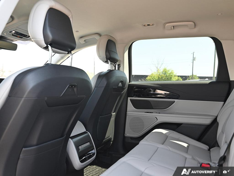 DEMO 2026 Lincoln Nautilus Premiere - Silver Radiance Exterior / MEDIUM LIGHT SPACE GRAY, LINCOLN SOFT TOUCH HEATED FRONT CAPTAIN Interior - $53,884 - Stock #E60739 - VIN 5LMPJ8JA1TJ051743 - Photo 24