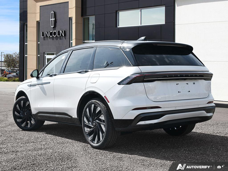 NEW 2026 Lincoln Nautilus Reserve Hybrid - White Platinum Metallic Tri-coat Exterior / MEDIUM LIGHT SPACE GRAY, PREM LTHR-TRIMMED HTD/VENTILATED CAPTAI Interior - $77,796 - Stock #E61037 - VIN 5LMPJ8K47TJ065929 - Photo 4