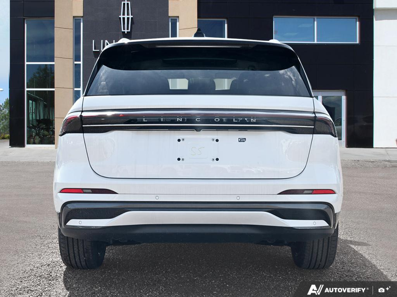 NEW 2026 Lincoln Nautilus Reserve Hybrid - White Platinum Metallic Tri-coat Exterior / MEDIUM LIGHT SPACE GRAY, PREM LTHR-TRIMMED HTD/VENTILATED CAPTAI Interior - $77,796 - Stock #E61037 - VIN 5LMPJ8K47TJ065929 - Photo 5