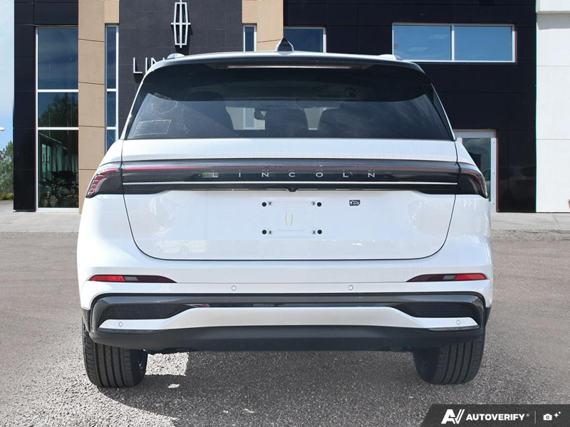 NEW 2026 Lincoln Nautilus Reserve Hybrid - White Platinum Metallic Tri-coat Exterior / MEDIUM LIGHT SPACE GRAY, PREMIUM LEATHER-TRIMMED HEAT/VENT CAPTA Interior - $84,258 - Stock #E61032 - VIN 5LMPJ8K43TJ066799 - Photo 5