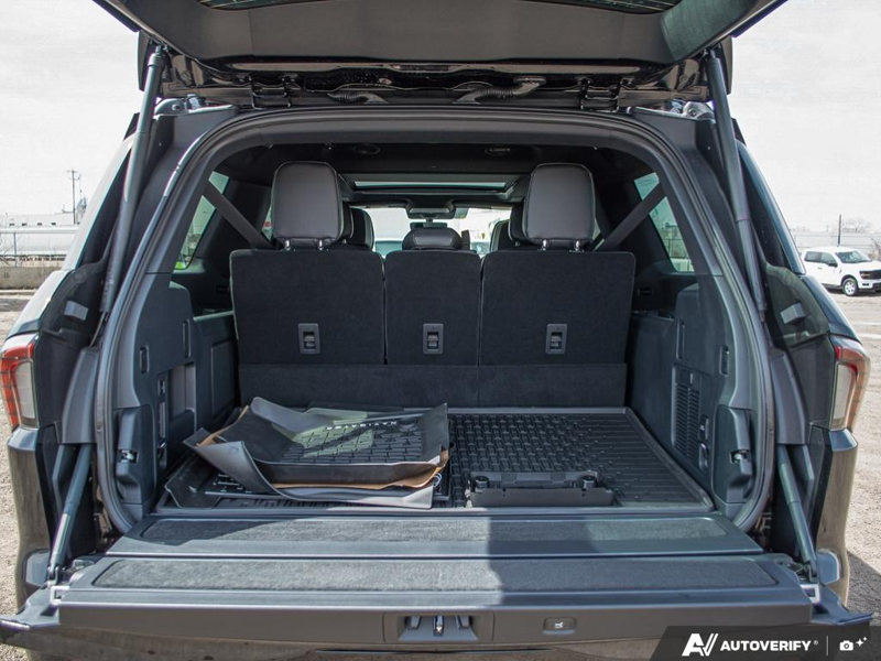 NEW 2026 Lincoln Navigator L Reserve - Infinite Black Metallic Exterior / BLACK ONYX LEATHER Interior - $141,854 - Stock #E60343 - VIN 5LMJJ3LG7TEL05233 - Photo 12