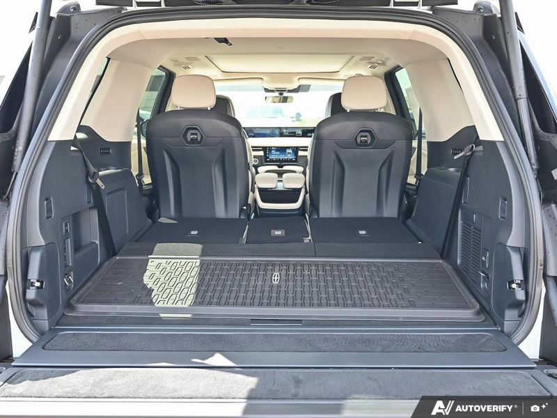 NEW 2027 Lincoln Navigator Reserve - Pristine White Metallic Tri-coat Exterior / LEATHER SEATING Interior - $145,314 - Stock #E70009 - VIN 5LMJJ2LG1VEL03636 - Photo 11