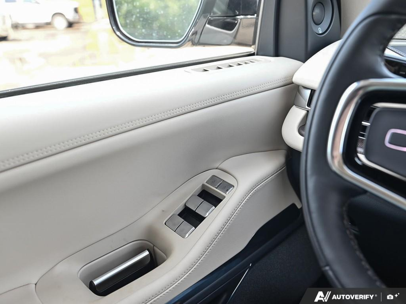 NEW 2027 Lincoln Navigator Reserve - Pristine White Metallic Tri-coat Exterior / LEATHER SEATING Interior - $145,314 - Stock #E70009 - VIN 5LMJJ2LG1VEL03636 - Photo 17