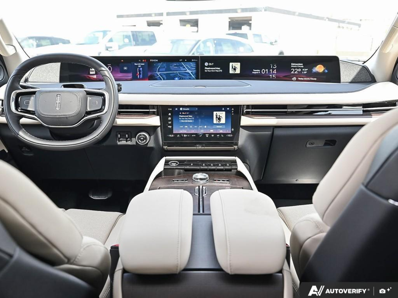 NEW 2027 Lincoln Navigator Reserve - Pristine White Metallic Tri-coat Exterior / LEATHER SEATING Interior - $145,314 - Stock #E70009 - VIN 5LMJJ2LG1VEL03636 - Photo 24
